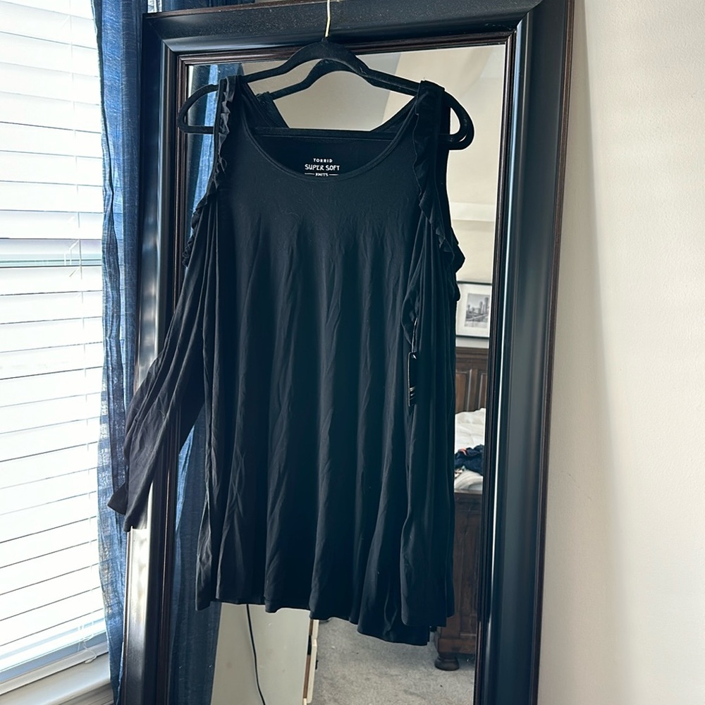 Torrid super soft knits peek a boo sleeve blacked t top 2